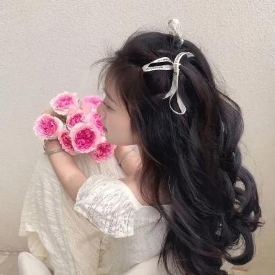 9顶假发的女孩